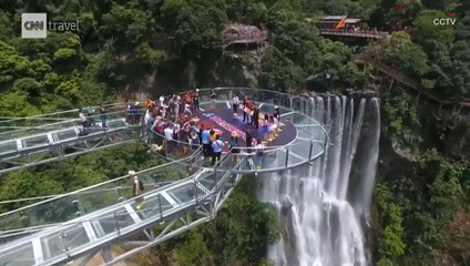 Η… άβυσσος στα πόδια τους: Άλλη μία γυάλινη πλατφόρμα μόνο για τολμηρούς