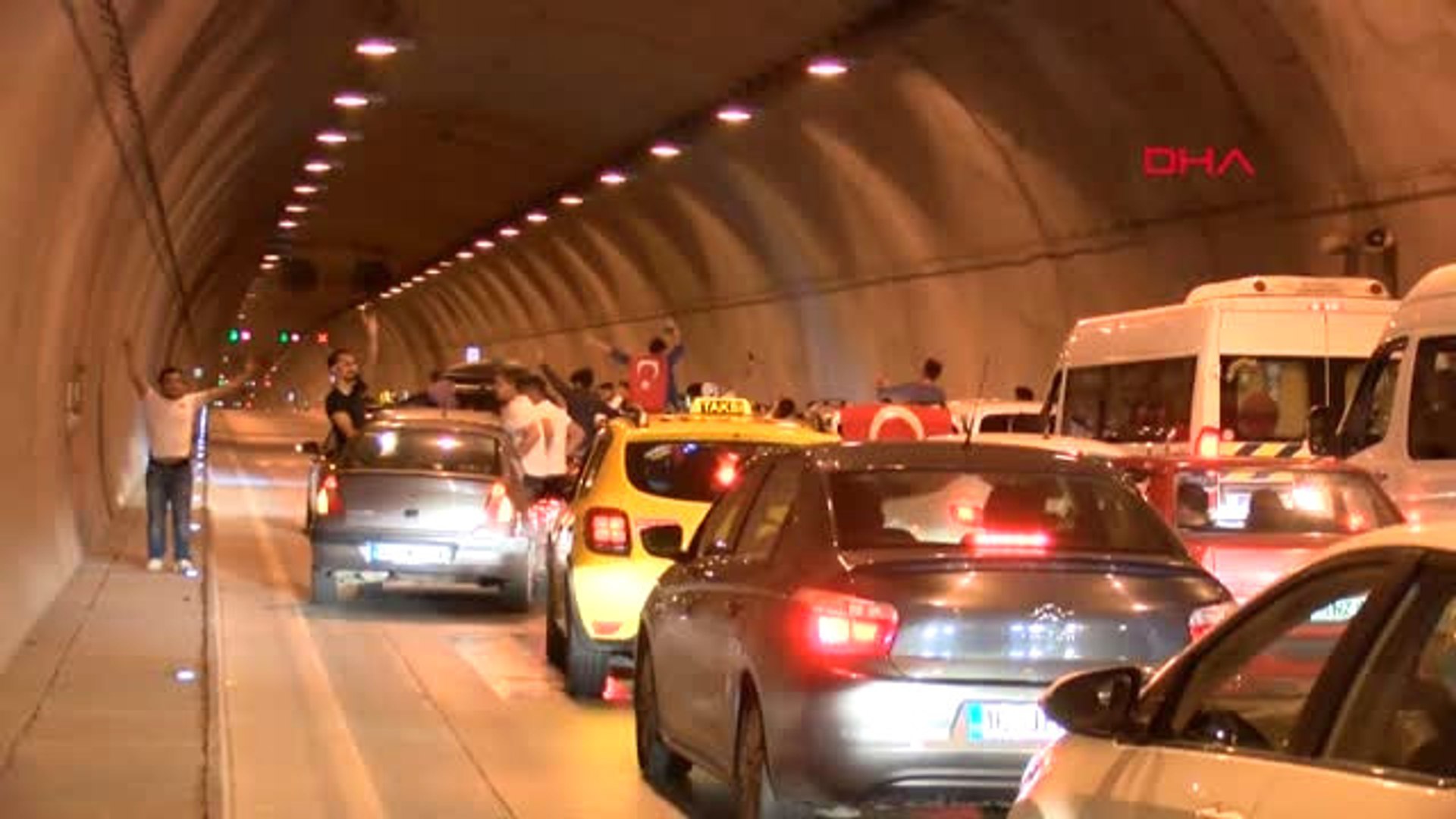 İstanbul Tüneli Trafiğe Kapatıp Asker Eğlencesi Yaptılar ...