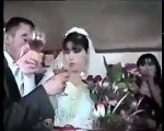 شاهد بالفيديو اغبي عريس وعروسه ممكن تشوفهم فى حياتك ههههه ..!