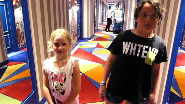 CACHE CACHE & une PS4 dans notre Chambre D'HOTEL en vacance