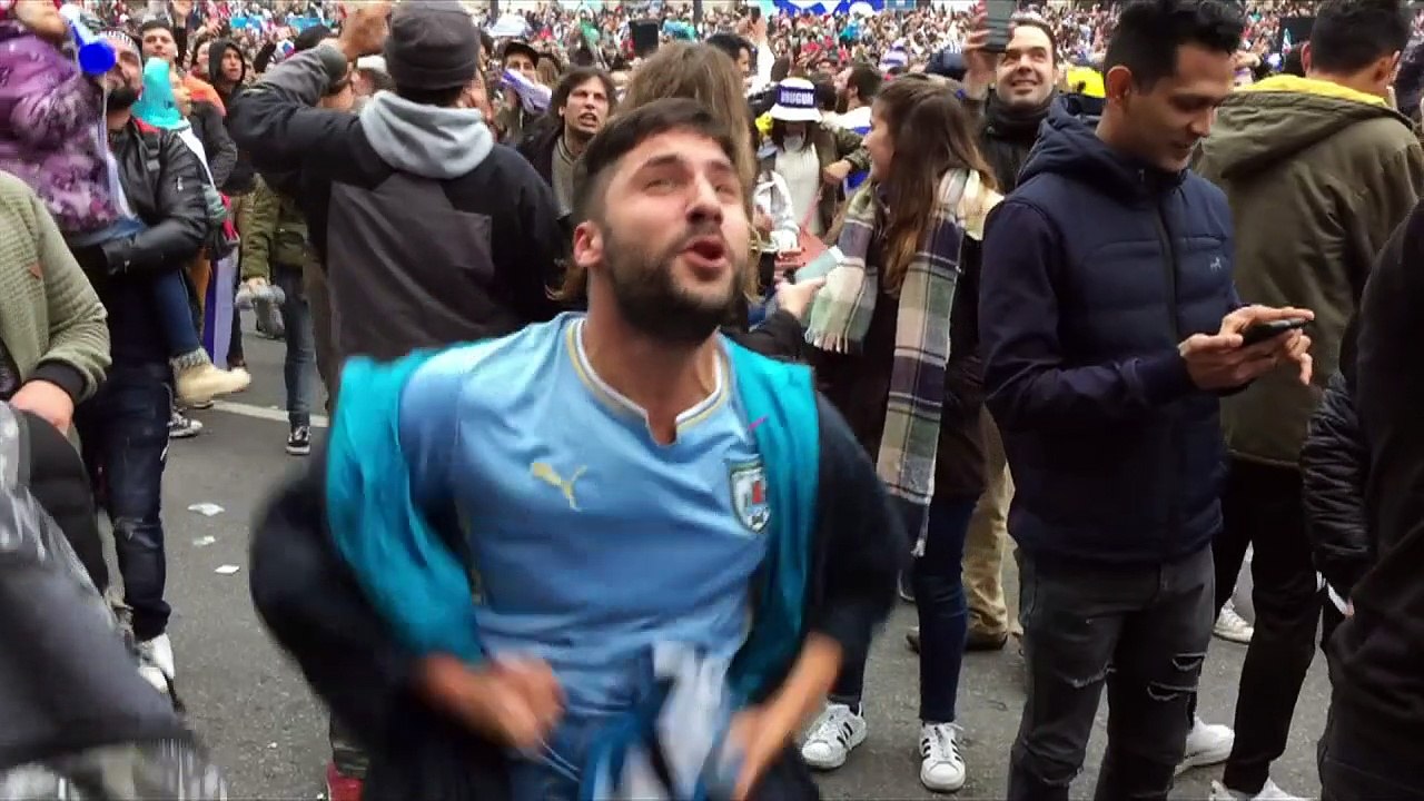 Uruguayos celebran en Sochi y en Montevideo su pase a cuartos