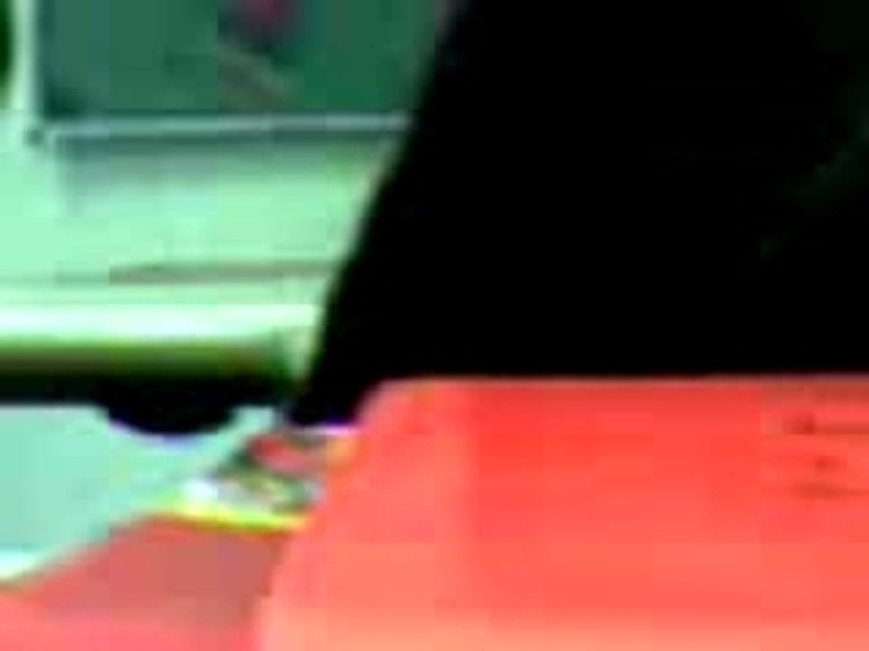 Debile qui danse la tecktonick