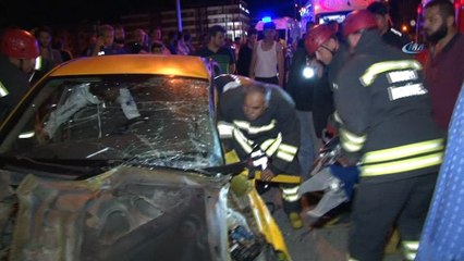 Ticari taksi otomobil ile çarpıştı: 5 yaralı