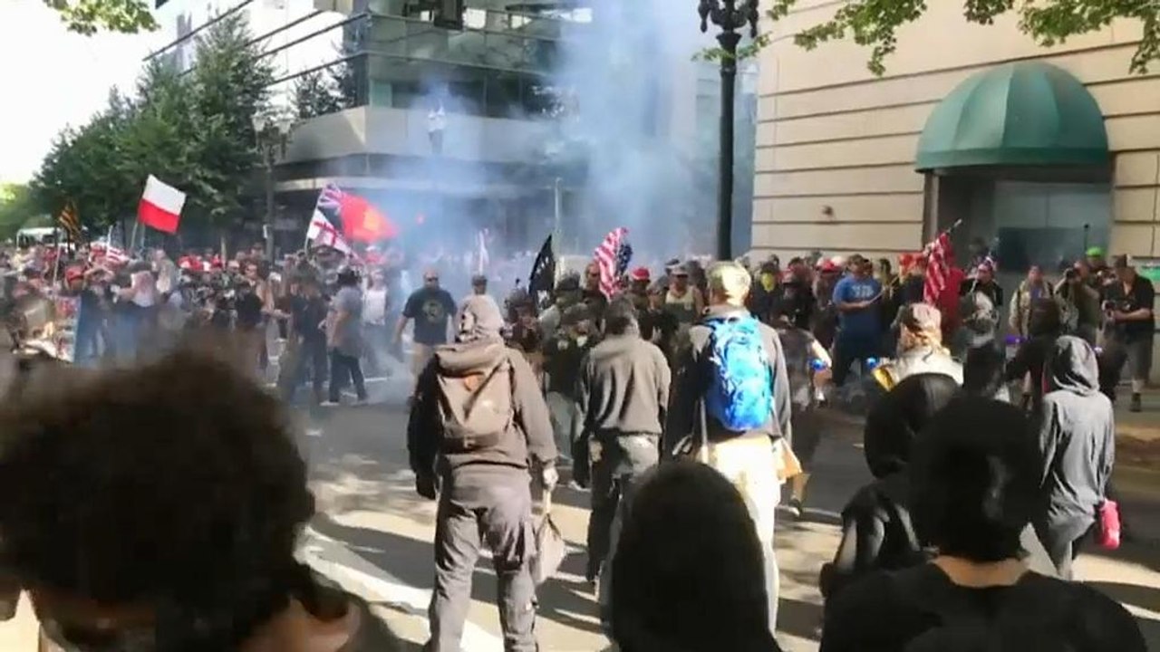Violent clashes at U.S. immigration rally