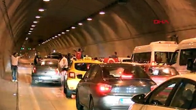 Tüneli trafiğe kapatıp asker eğlencesi yaptılar