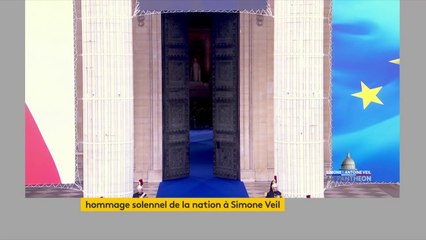Les cercueils de Simone et Antoine Veil entrent dans le Panthéon.