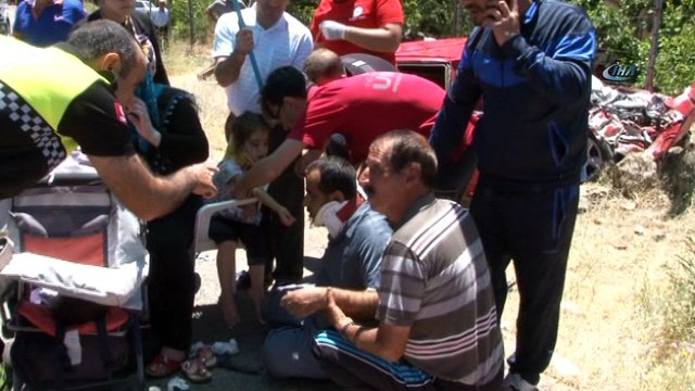 Kazada yaralanan çocukları şemsiyeyle korudular... Elazığ’da trafik trafik kazası: 9 yaralı