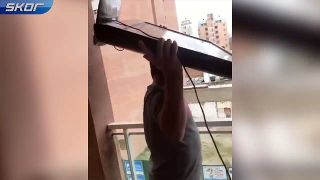 Arjantinli taraftar televizyonunu parçaladı