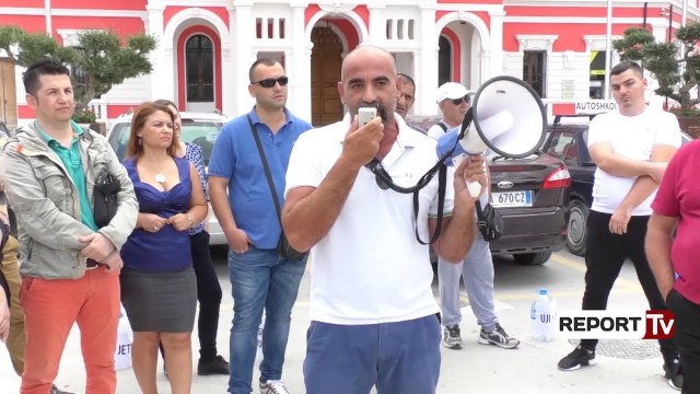 Rritja çmimit të ujit, protestë para bashkisë së Vlorës, qytetaret: Vendimi i beftë, nuk na pyeten