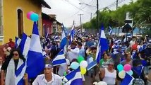 Pobladores salen a las calles de la ciudad de León en respaldo a la #MarchaDeLasFlores que se realizó en Managua esta mañana, las exigencias son las mismas >>>
