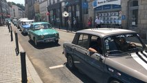 Les voitures anciennes embouteillent le centre-ville