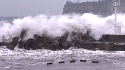 [날씨] 태풍 '쁘라삐룬' 길목 제주 긴장...내일 직접영향권 / YTN