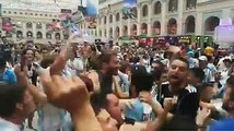 #GrupoLPGenRusia | El festejo de los hinchas argentinos en Moscú, quienes a la distancia apoyan a la Albiceleste en su duelo con #FRA VIDEO: Violeta en Rusia