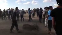 شاهد: فلسطينيون يسحبون السياج الشائك الذي أقامه الاحتلال شرق خانيونس