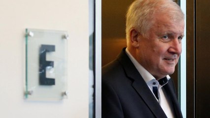 وزير الداخلية الألماني يصر على منع بعض المهاجرين من دخول ألمانيا