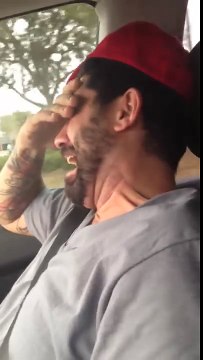 Un père de famille imite les cris de sa fille en pleurs