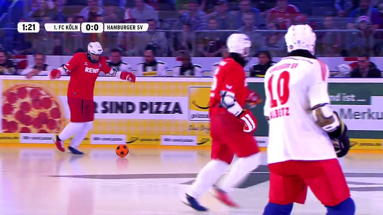 Deux équipes s'affrontent au football sur de la glace en chaussures de Bowling