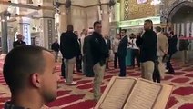 شاب مقدسي يجود القرآن بخشوع على مسامع الامير وليام اثناء زيارته للمسجد الاقصى المبارك اليوم الخميس .