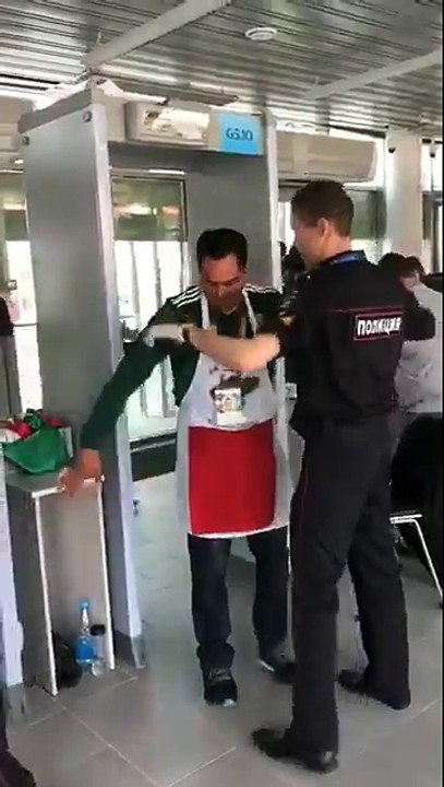 Un supporter mexicain blagueur pendant une fouille (Mondial 2018)