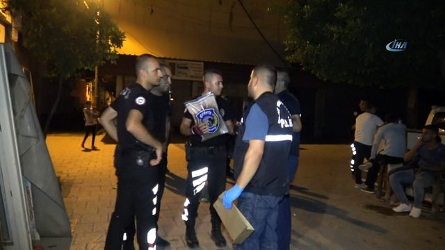 Polis yolda atılı vaziyette 1 kilogram esrar buldu