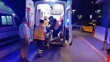 Yaralı kazazede, sedyenin üzerinde eşini teselli etti: “Korkma, bir şeyim yok”