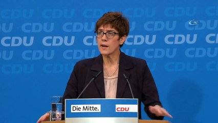 Mülteci politikası, Almanya'da istifa getirdi.