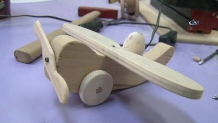 Minikler Tatillerini Suriyeli Yaşıtları İçin Oyuncak Yaparak Geçiriyor