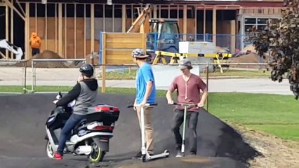 Il vient en scooter sur une piste de BMX et va prendre la correction de sa vie