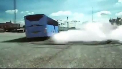 Un chauffeur de bus fête la fin des cours... ahaha