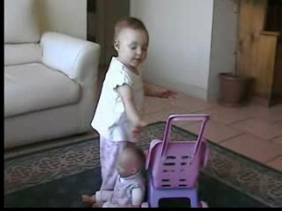 jugando y caminando