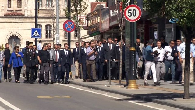 Madımak Olaylarında hayatını kaybedenler anısına karanfil bırakıldı