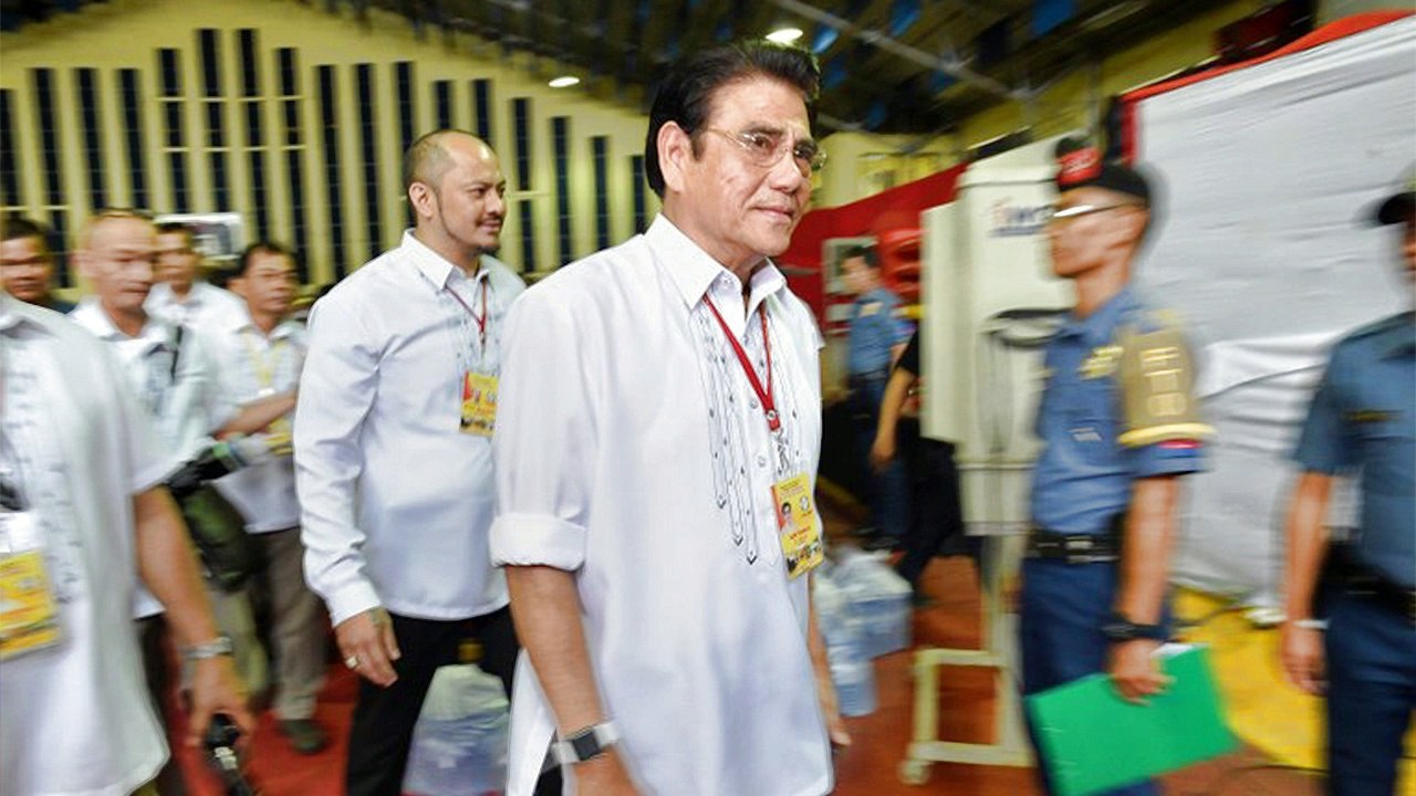 Tinamaan sa dibdib! Tanauan, Batangas Mayor Antonio Halili patay ng barilin sa munisipyo.