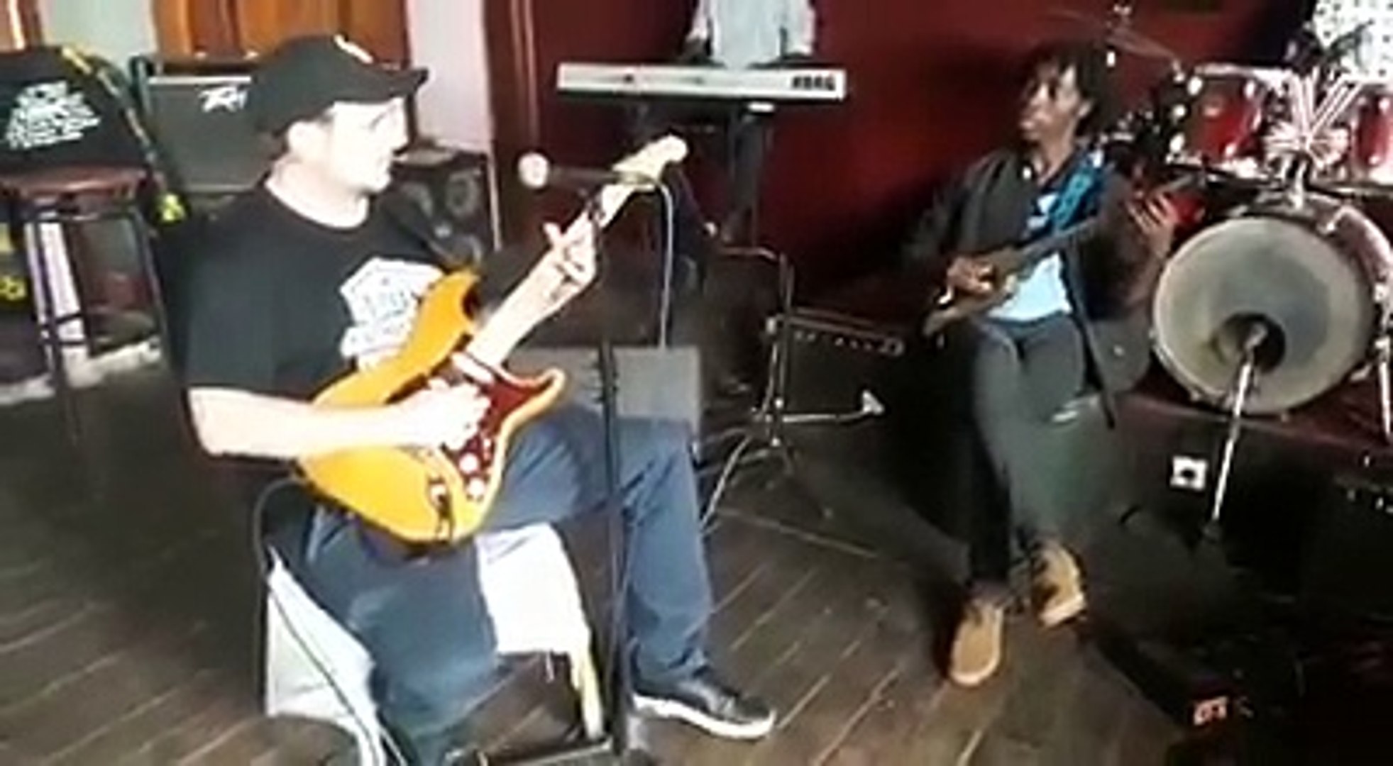 Tu veux voir un blanc qui chante du bikutsi? Julien Pestre te donne rendez-vous ce samedi à EA Loung
