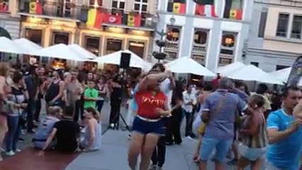 Elio Di Rupo danse la salsa