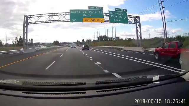 Une plaque de plâtre s'envole sur l'autoroute et termine dans un pare-brise