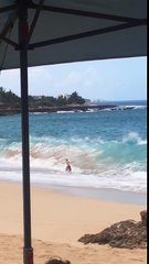 Il se fait aspirer par des vagues... pas très drôle