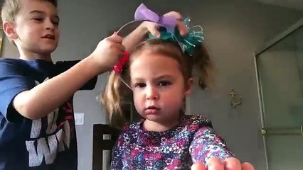 Une petite fille demande à son petit frêre de la faire belle