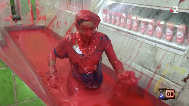 Malika Ménard entièrement recouverte de chewing-gum ! (Fort Boyard) - ZAPPING PEOPLE DU 02/07/2018