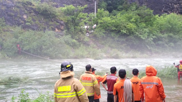 강원 정선에서 불어난 계곡 고립 투숙객 5명 구조 / YTN