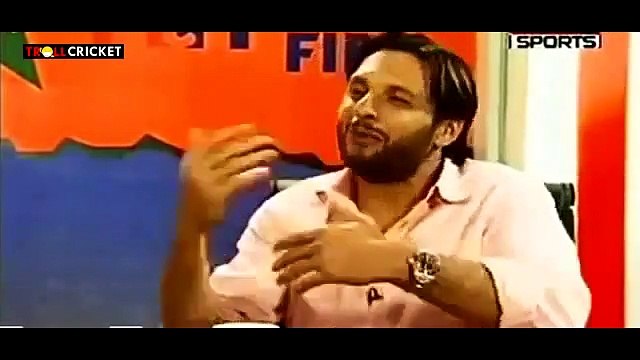 Shahid Afridi tells a funny story abt Inzamam Ul Haq playing Football