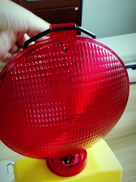 WL25 New Warning Lamp Ningbo Hengxing Traffic Safety Manufacturer Co.,Ltd has newly launched a new Road barricade lamp WL25.  This new warning lamp has super bright LED lights,light sensing design enables the light to flash automatically at night time and