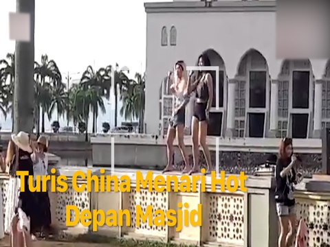 Parah, Turis Cina Menari Hot Depan Masjid