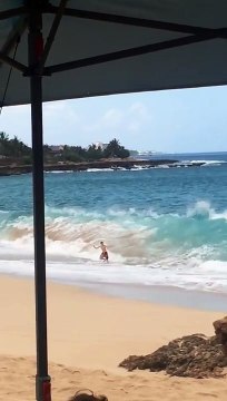 Ce jeune se fait lessiver par des vagues énorme et n'arrive pas à sortir de l'eau