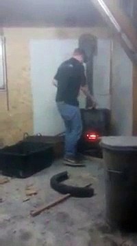 Ce débile met un Aérosol dans un poêle... et BOOOOOM