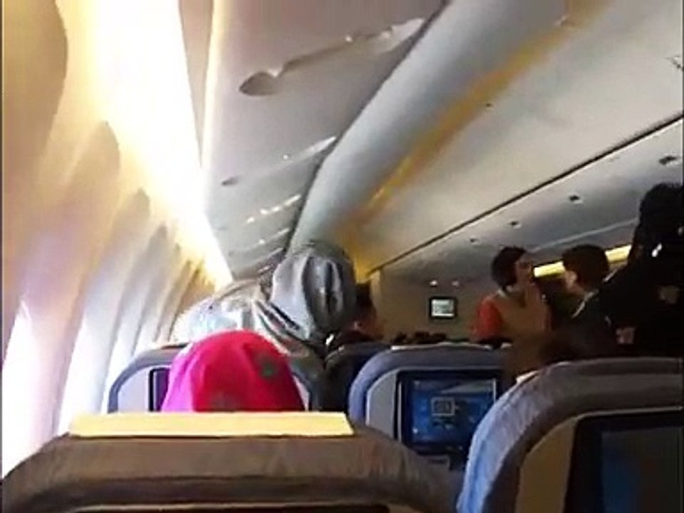 PIA Air hostess Fight Wid Passenger During Flight...