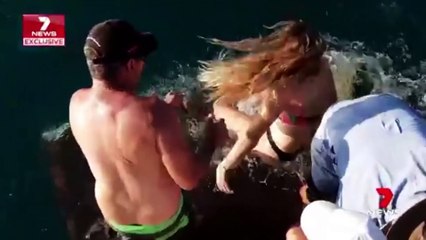 Παραλίγο να γίνει… γεύμα τού καρχαρία που τάιζε