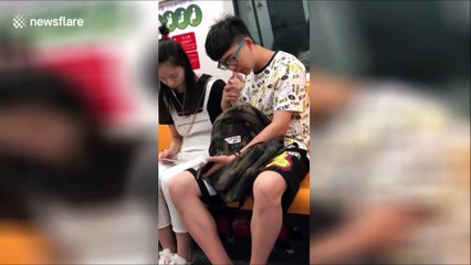 Il utilise le doigt de sa copine pour se curer le nez