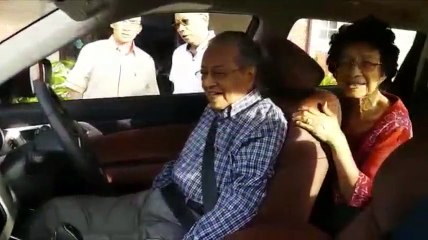 Dr Mahathir pandu uji Proton SUV