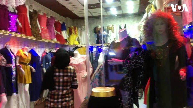 نرگس رضایی، دختر خانم فروشنده افغان است که بر خلاف عرف و سنت حاکم در افغانستان شغل دکانداری دارد. او می گوید که کارش در فروشگاه تکه فروشی از یک سو زندگی اقتصاد