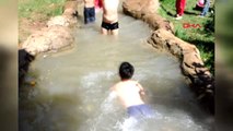 Gaziantep Sıcaktan Bunalan Çocuklar, Süs Havuzunda Serinliyor